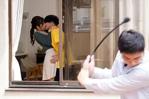 Một cô gái đi vòng quanh đảo bằng xe đạp và đến Ga Đài Bắc để chơi 5P với 4 người bạn có "của quý" to