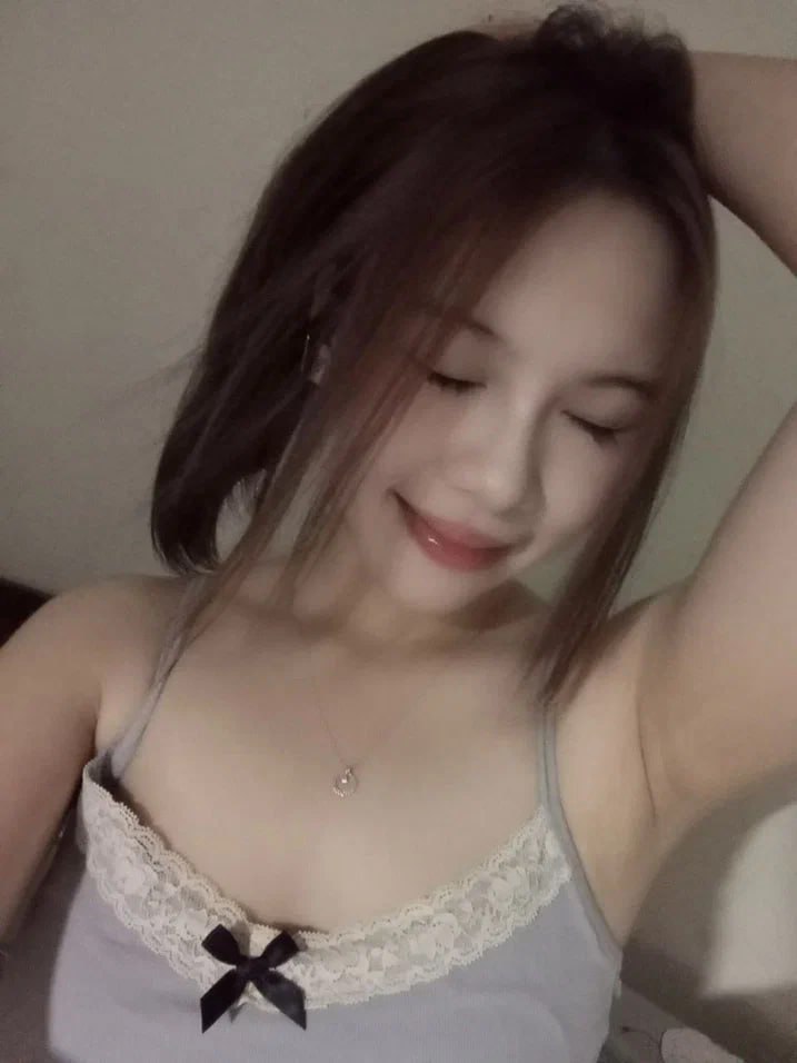 Liếc mắt đưa tình với chú công nhân độc thân